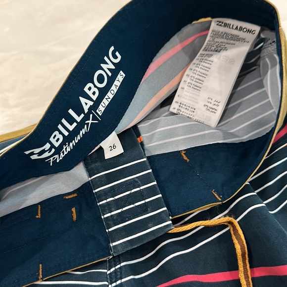 Billabong boys swim trunks, size 26 waist - Picture 3 of 3